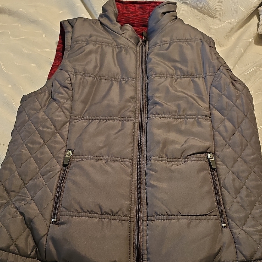 26 International Red and Gray Vest - Picture 2 of 10